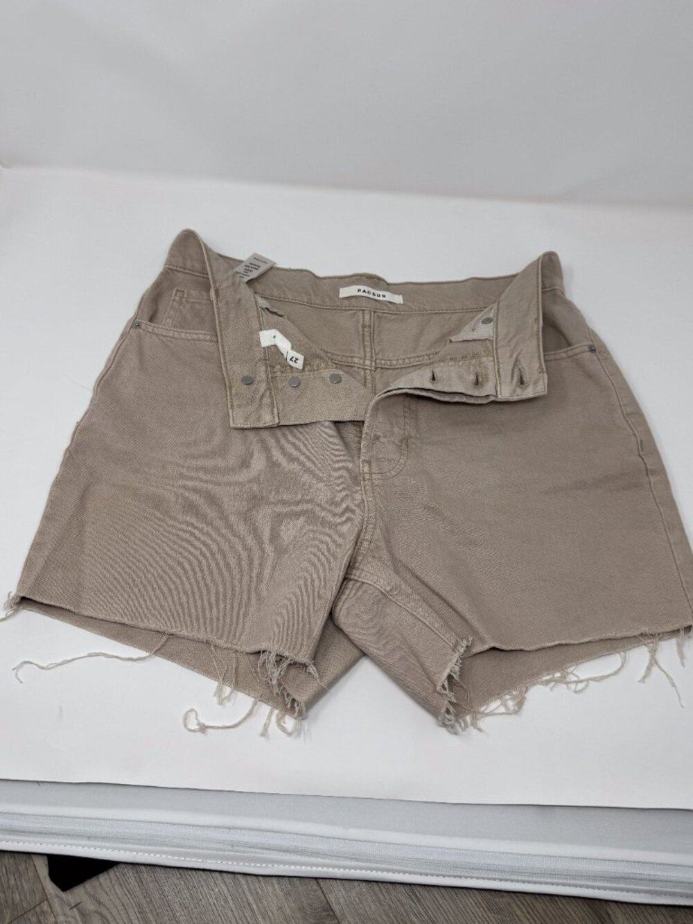 PacSun 90s Girlfriend Beige Denim Cutoff Shorts Size 27 High Rise Raw Hem